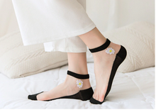 Load image into Gallery viewer, 5 Pairs Ultra Thin Transparent Daisy Flower Design Ankle Socks freeshipping - Tyche Ace
